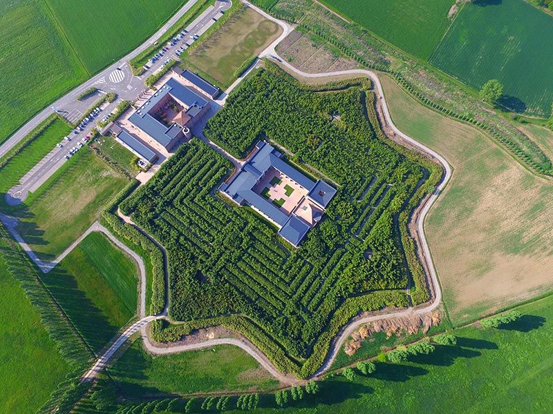 9 Spectacular Hedge Mazes From Around the World